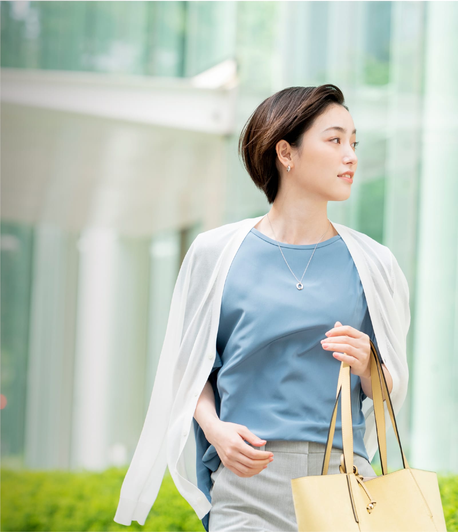 歩道橋を歩く女性（イメージ）